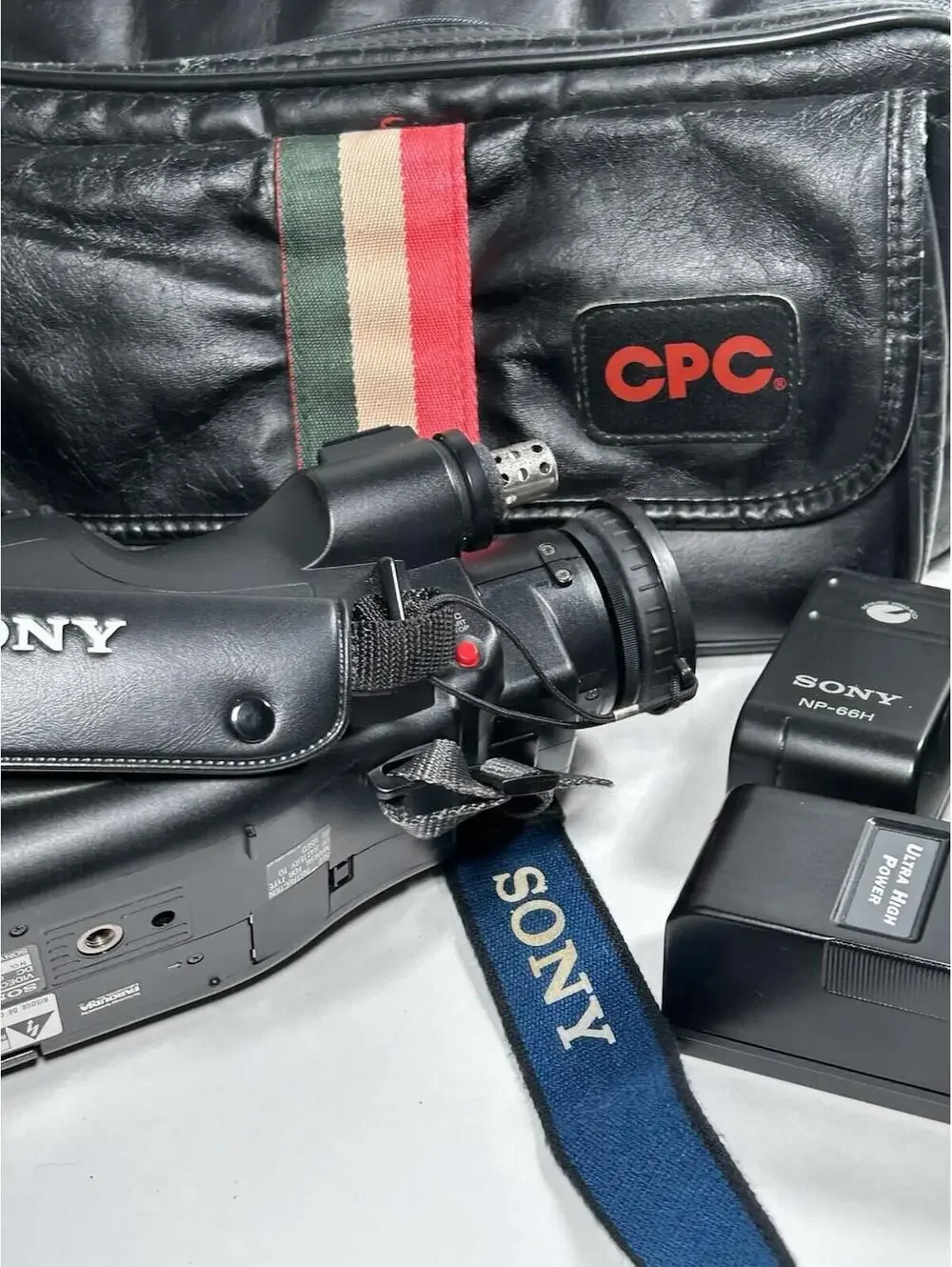 Sony CCD-F201 Handycam Camcorder With Charger And CPC Case Untested/for Repair